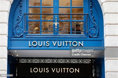 165,819 Louis Vuitton Paris Stock Photos & High